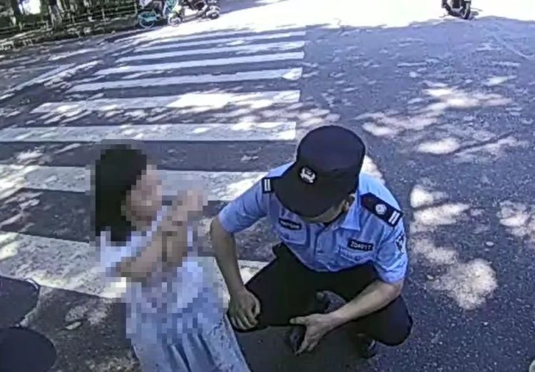 5岁女孩当街“带走”警察,网友:绝对的社牛! 5岁女孩当街“带走”警察,网友:绝对的社牛!
