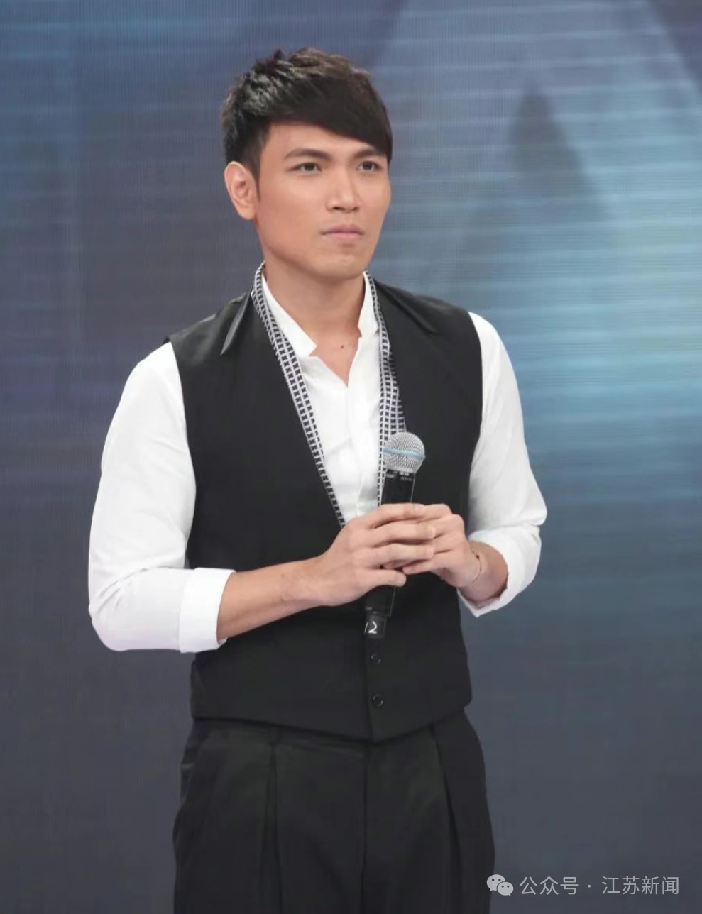 歌手杨宗纬意外跌落舞台！被救护车拉走