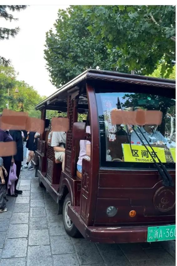 杭州西湖边上坐观光车靠抢？“力气小的人根本坐不上”！运营方致歉