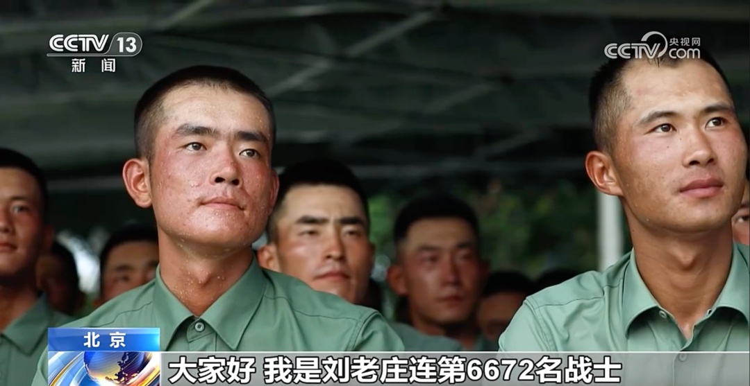 最新画面！他们将第一个劈枪走过天安门