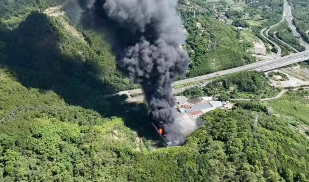 一企业厂区发生火灾,现场腾起“蘑菇云”!消防提醒 一企业厂区发生火灾,现场腾起“蘑菇云”!消防提醒