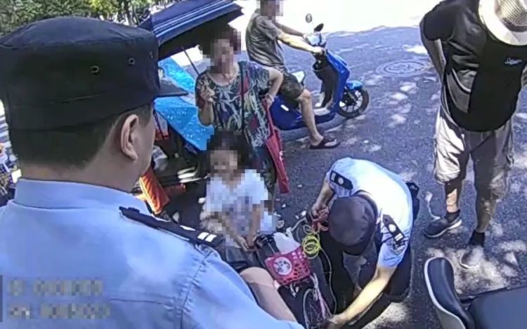 5岁女孩当街“带走”警察,网友:绝对的社牛! 5岁女孩当街“带走”警察,网友:绝对的社牛!