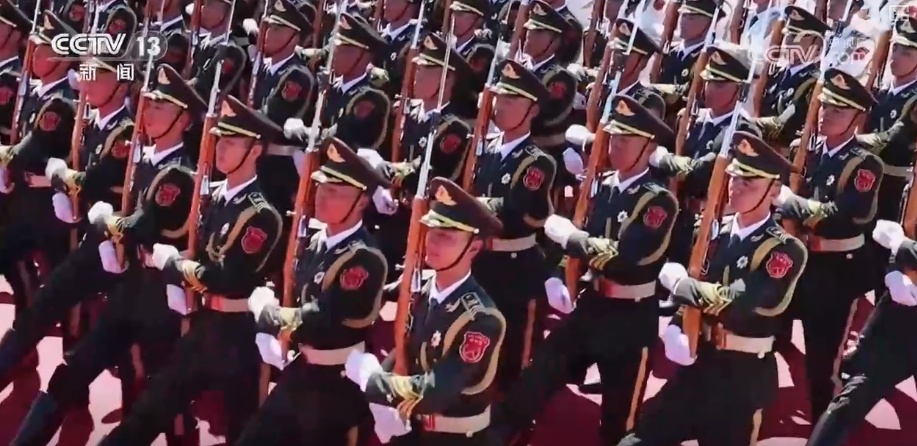 用铿锵有力步伐踏出人民军队时代强音！九三阅兵看中国排面