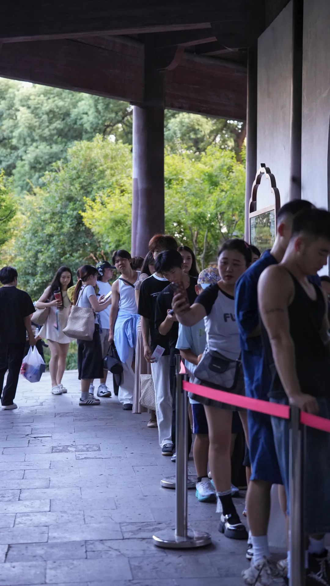 已实施限流！西湖边著名景区突然爆火，天天围满人！大家统一动作，紧急提醒......