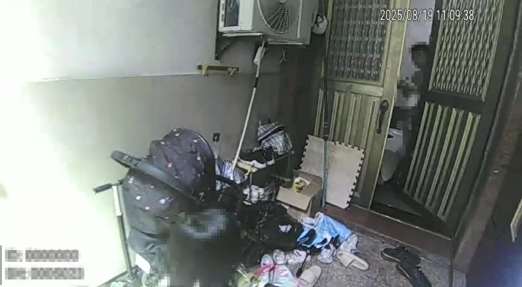 5岁女孩当街“带走”警察,网友:绝对的社牛! 5岁女孩当街“带走”警察,网友:绝对的社牛!