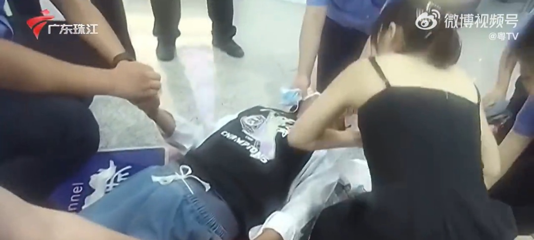 高铁站有旅客瘫倒在地，广东女护士咬掉穿戴甲，300秒极限救人