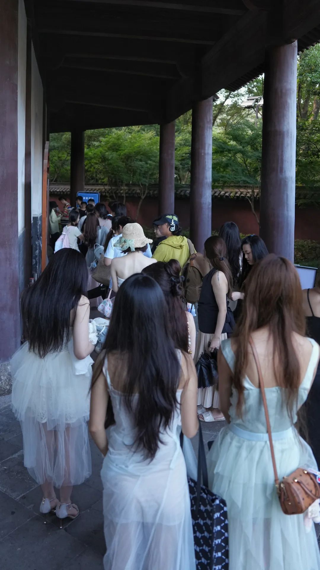 已实施限流！西湖边著名景区突然爆火，天天围满人！大家统一动作，紧急提醒......