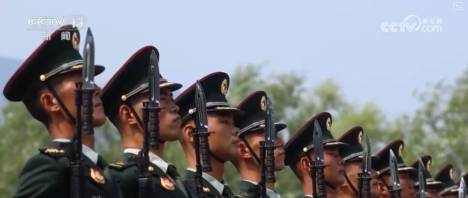 用铿锵有力步伐踏出人民军队时代强音！九三阅兵看中国排面