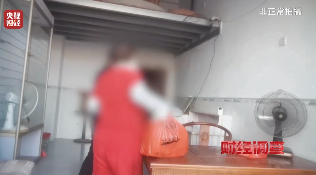 “权威证书”按斤卖,一张0.8元!记者调查红木市场销售乱象→ “权威证书”按斤卖,一张0.8元!记者调查红木市场销售乱象→