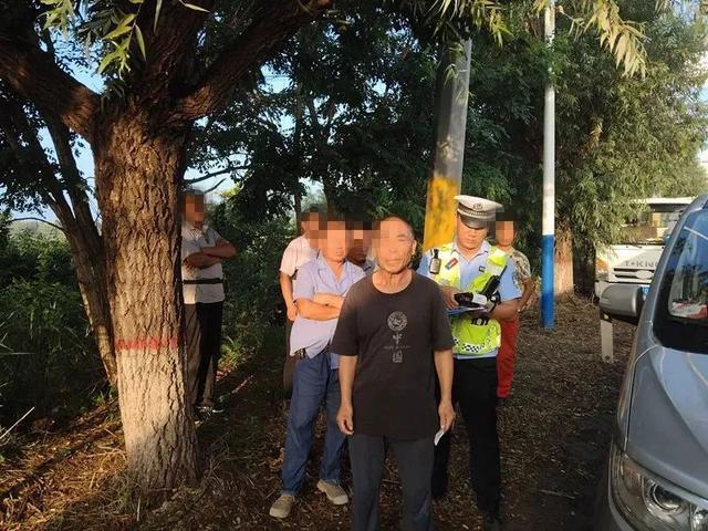 多坐一人真“没事”？东营交警曝光：7座面包塞8人，罚款100！后果更心惊！