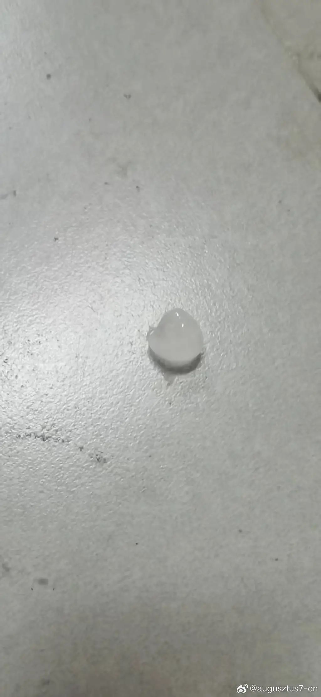 上海天气突变！冰雹雷电大风暴雨扎堆，一区气温骤降13℃，网友：一堆冰雹砸进来
