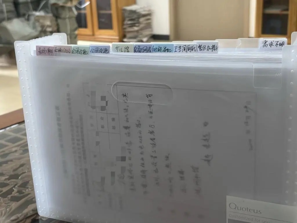 “三楼的小朋友们太吵啦，你们把他抓起来吧！”