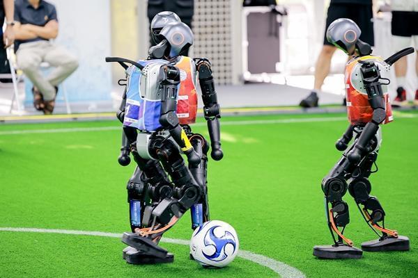 机器人踢球“比走还慢”？专家：已经很“快”了