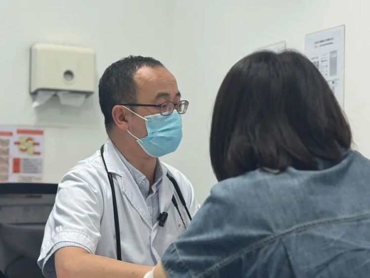 常年爆满！不少家长求加号，医生心疼：有人干预太晚了