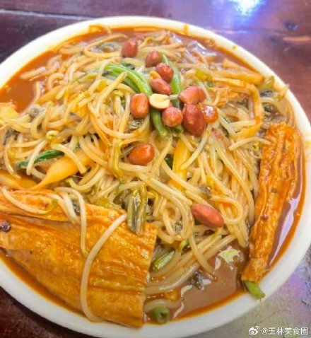 广西不止有柳州螺蛳粉，还有梧州岑溪湿炒螺蛳粉