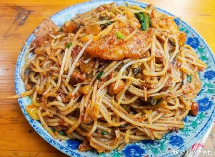 广西不止有柳州螺蛳粉，还有梧州岑溪湿炒螺蛳粉