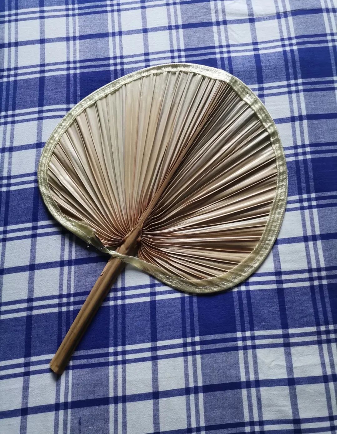 “奶奶铺的床单，躺下就迷糊了……”网友：审美在哪里？氛围在哪里？链接在哪里？