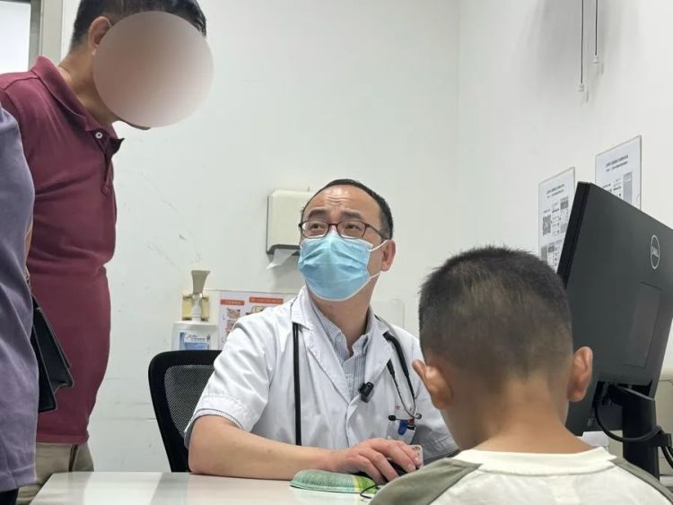 常年爆满！不少家长求加号，医生心疼：有人干预太晚了