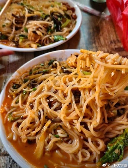 广西不止有柳州螺蛳粉，还有梧州岑溪湿炒螺蛳粉