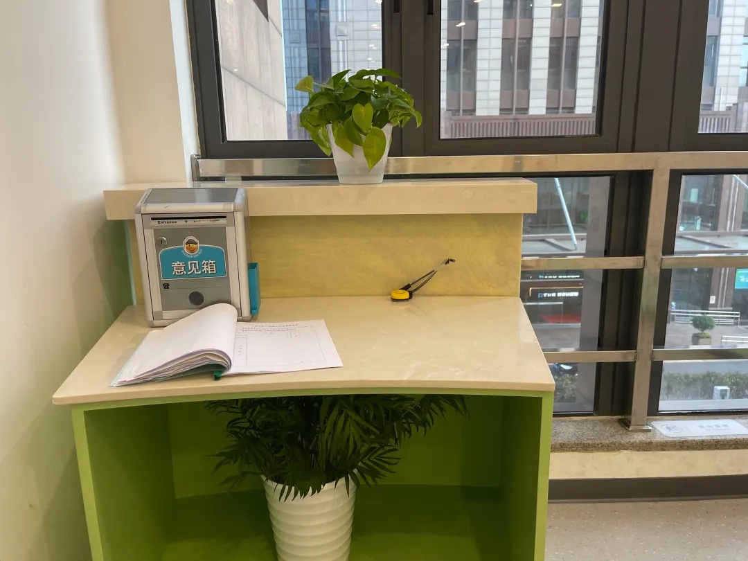 “三楼的小朋友们太吵啦，你们把他抓起来吧！”