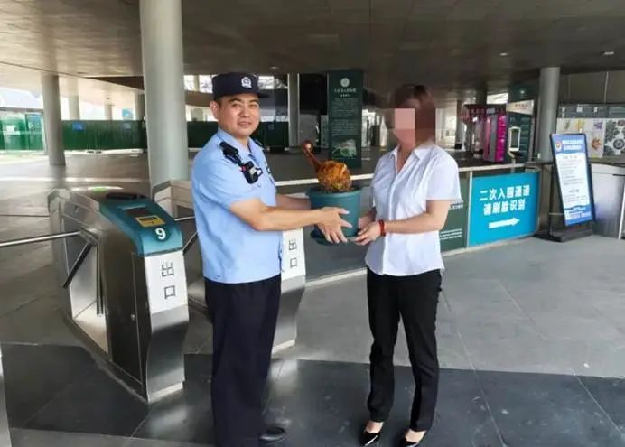 收到朋友送的“金毛”，上海男子吓得报警！结果让所有人都意外…