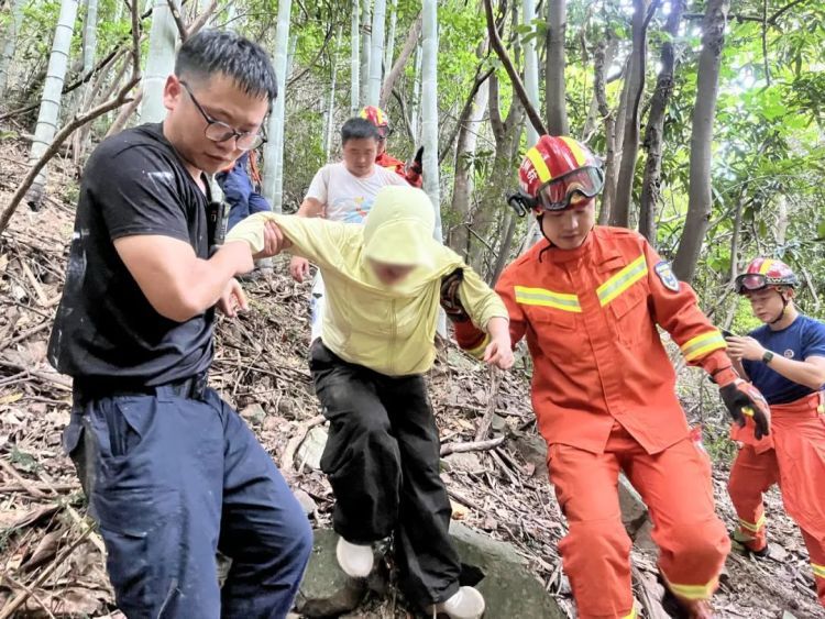 “我不想连累你” ……女子被困悬崖边,一段对话让人破防! “我不想连累你” ……女子被困悬崖边,一段对话让人破防!