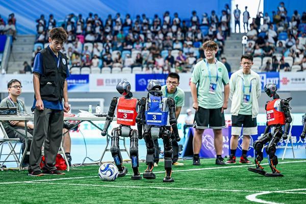 机器人踢球“比走还慢”？专家：已经很“快”了