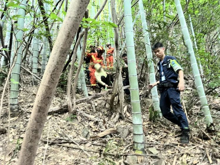 “我不想连累你” ……女子被困悬崖边,一段对话让人破防! “我不想连累你” ……女子被困悬崖边,一段对话让人破防!