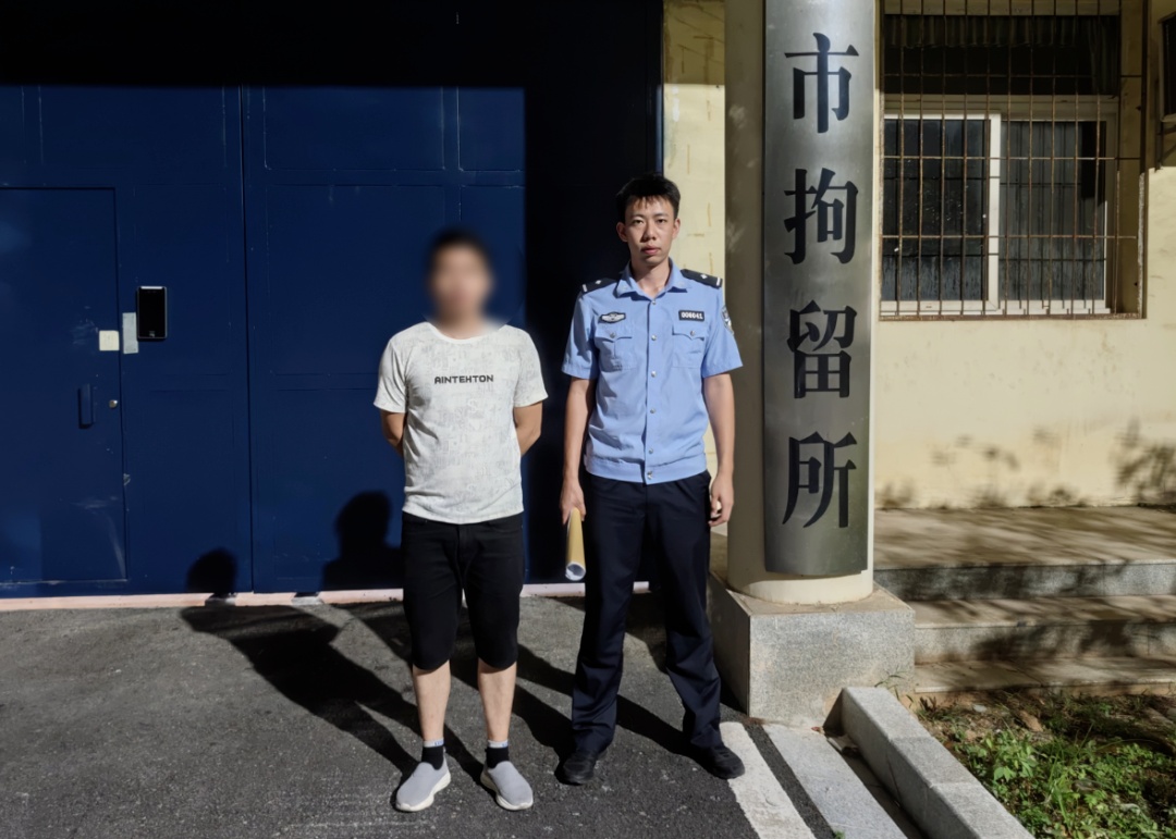 男子在街头上演“天女散花”被抓! 男子在街头上演“天女散花”被抓!