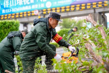 台风剑鱼来袭 武警官兵奔赴抢险一线