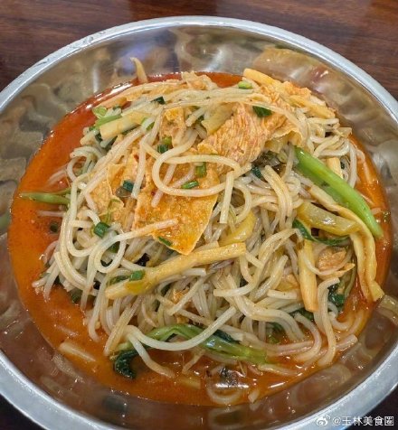 广西不止有柳州螺蛳粉，还有梧州岑溪湿炒螺蛳粉