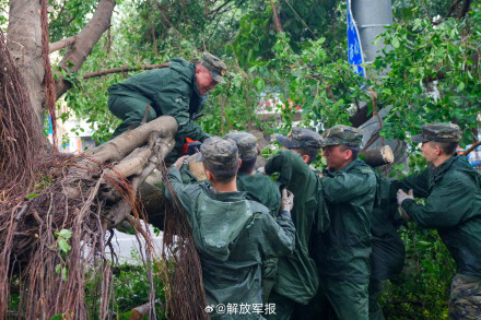 台风剑鱼来袭 武警官兵奔赴抢险一线