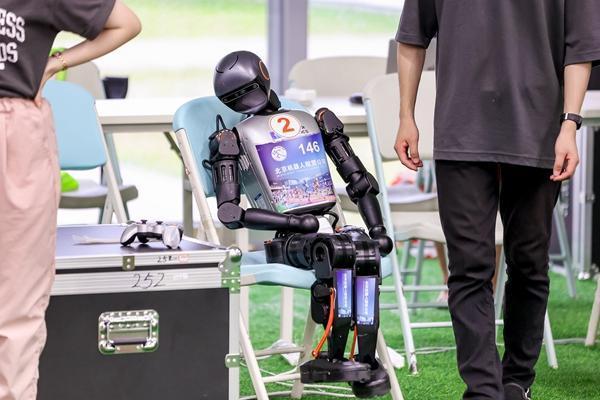 机器人踢球“比走还慢”？专家：已经很“快”了