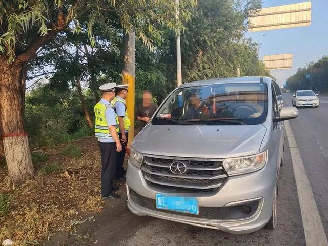 多坐一人真“没事”？东营交警曝光：7座面包塞8人，罚款100！后果更心惊！