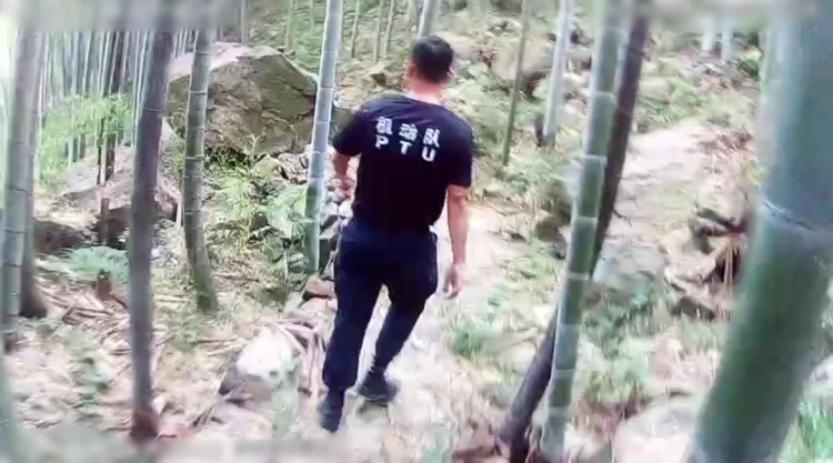 “我不想连累你” ……女子被困悬崖边,一段对话让人破防! “我不想连累你” ……女子被困悬崖边,一段对话让人破防!