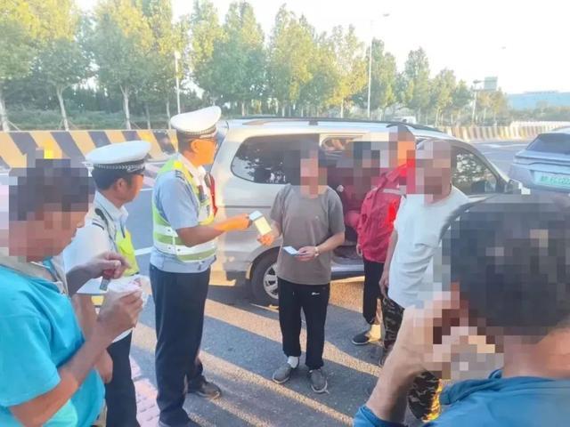 多坐一人真“没事”？东营交警曝光：7座面包塞8人，罚款100！后果更心惊！