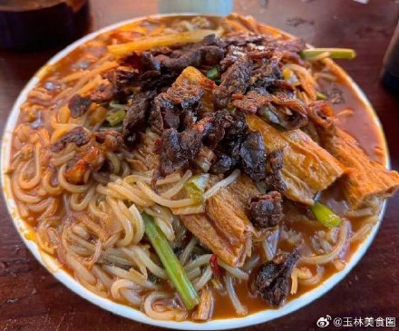 广西不止有柳州螺蛳粉，还有梧州岑溪湿炒螺蛳粉