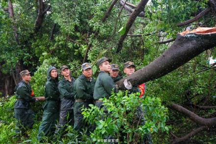 台风剑鱼来袭 武警官兵奔赴抢险一线
