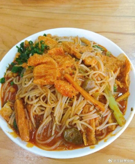 广西不止有柳州螺蛳粉，还有梧州岑溪湿炒螺蛳粉