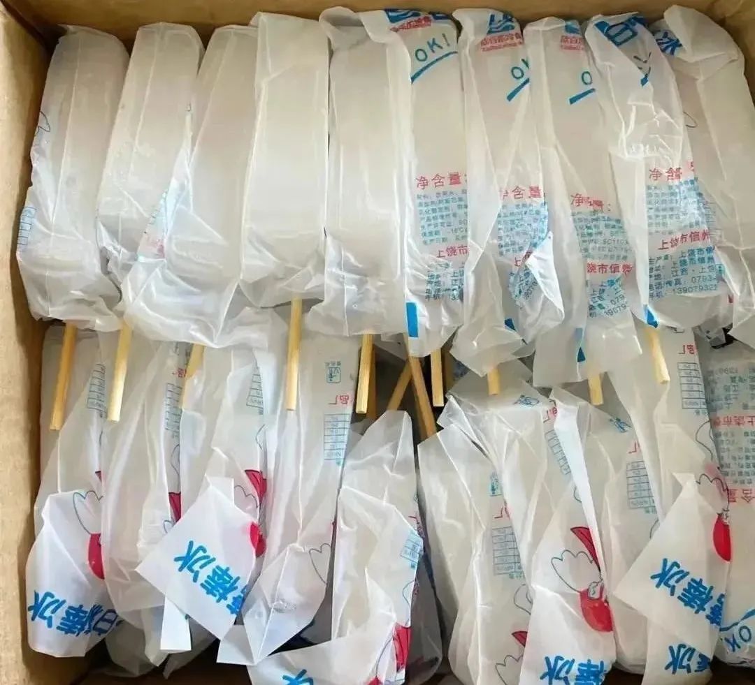 “奶奶铺的床单，躺下就迷糊了……”网友：审美在哪里？氛围在哪里？链接在哪里？