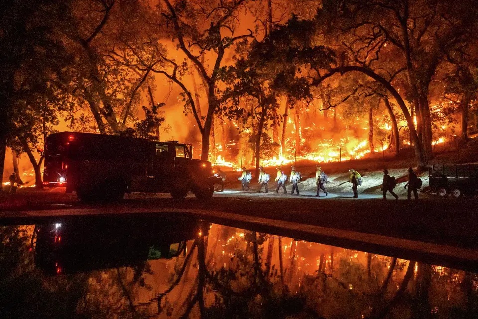 美国加州山火持续肆虐五日未熄,火光映天一片橙红 美国加州山火持续肆虐五日未熄,火光映天一片橙红