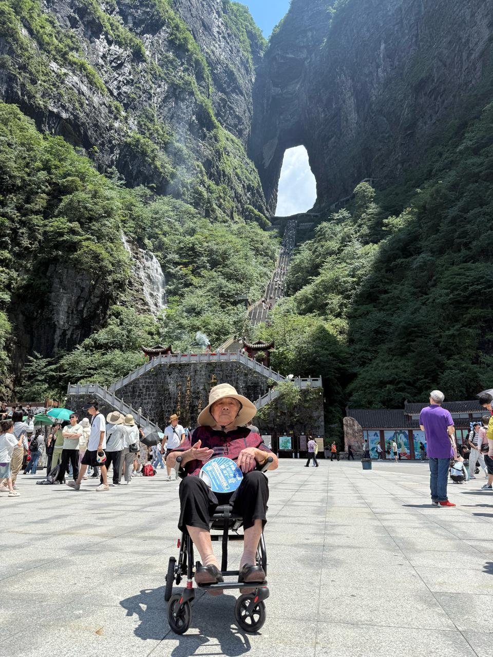 “00后”邵阳小伙带96岁外婆登上张家界天门山：我想看的世界，也想带外婆看