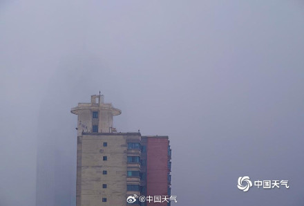 青海西宁雨雾交织 高楼“隐身”