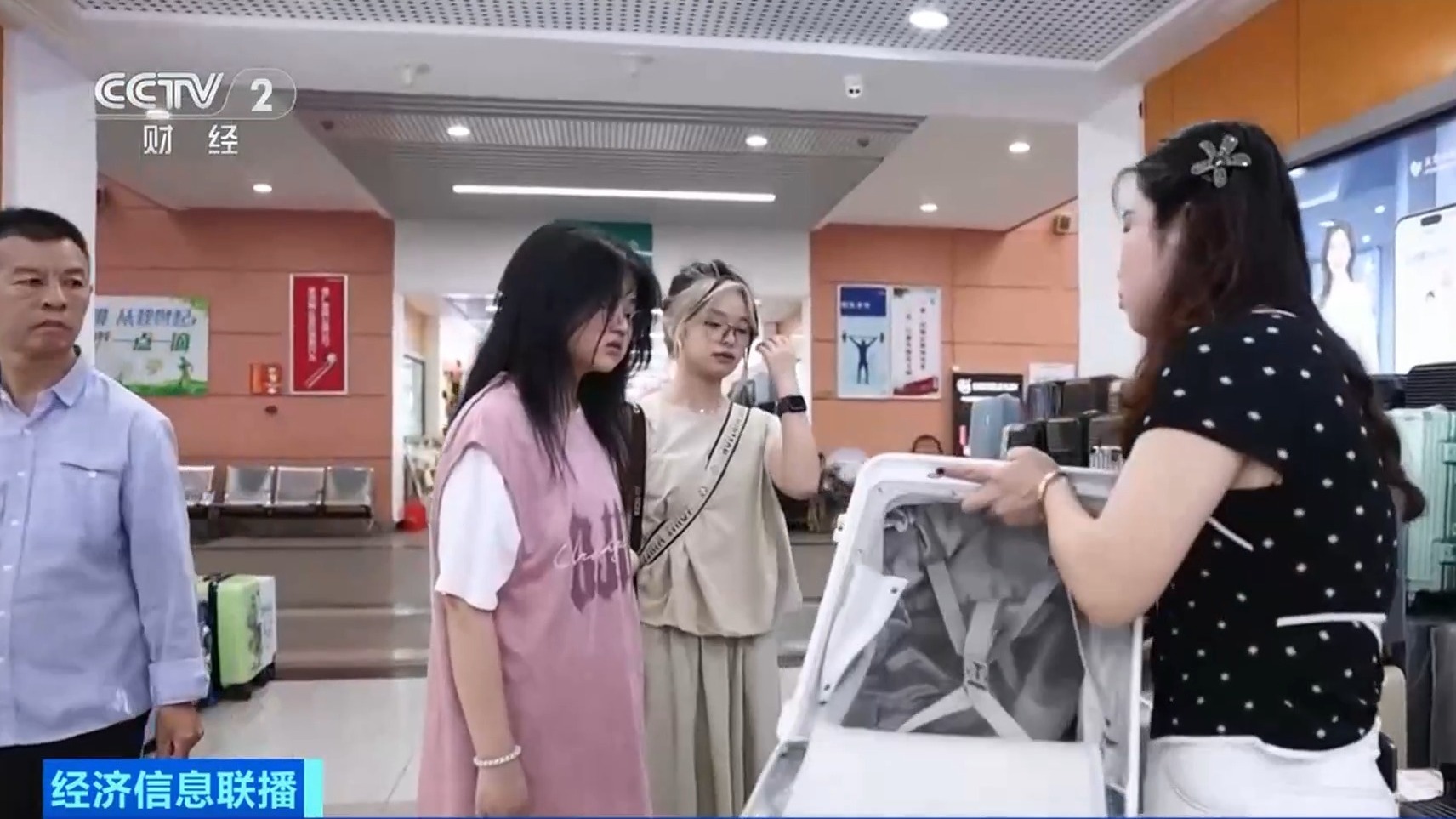 开学季带动箱包热销!带杯架、防潮袋等款式受青睐 开学季带动箱包热销!带杯架、防潮袋等款式受青睐