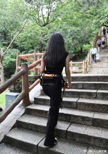 在北京慕田峪长城AI腿成登山神器