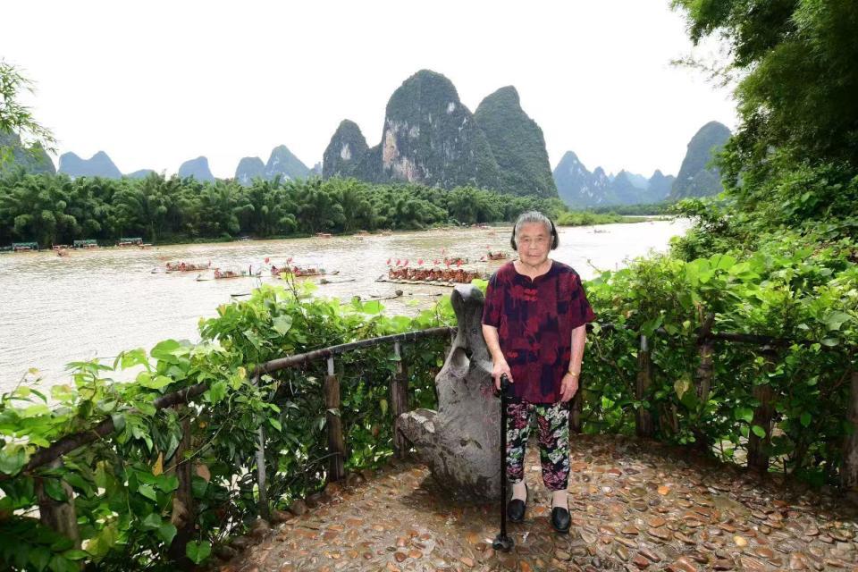 “00后”邵阳小伙带96岁外婆登上张家界天门山：我想看的世界，也想带外婆看