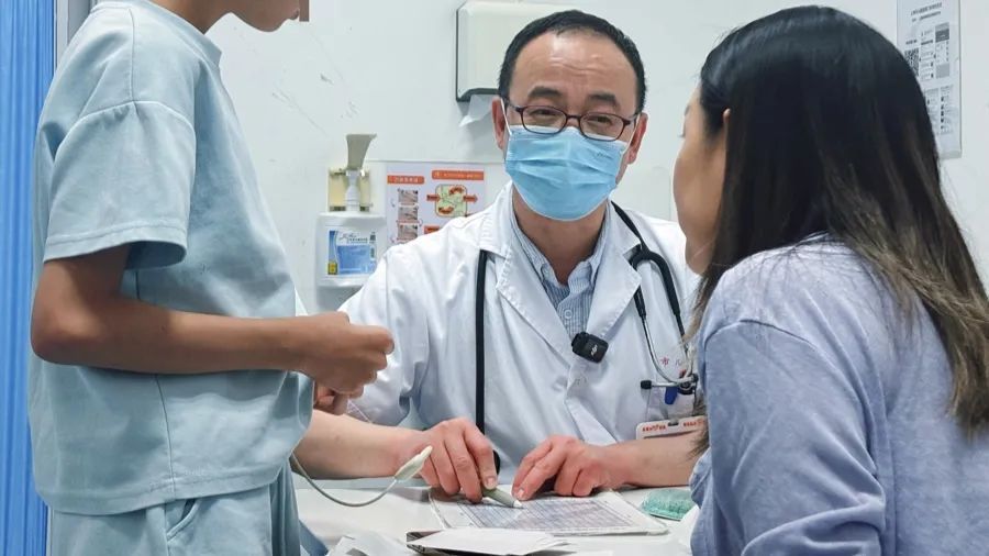 爆满！最近，上海一医院全是来加号的家长，医生心疼：干预得太晚了……