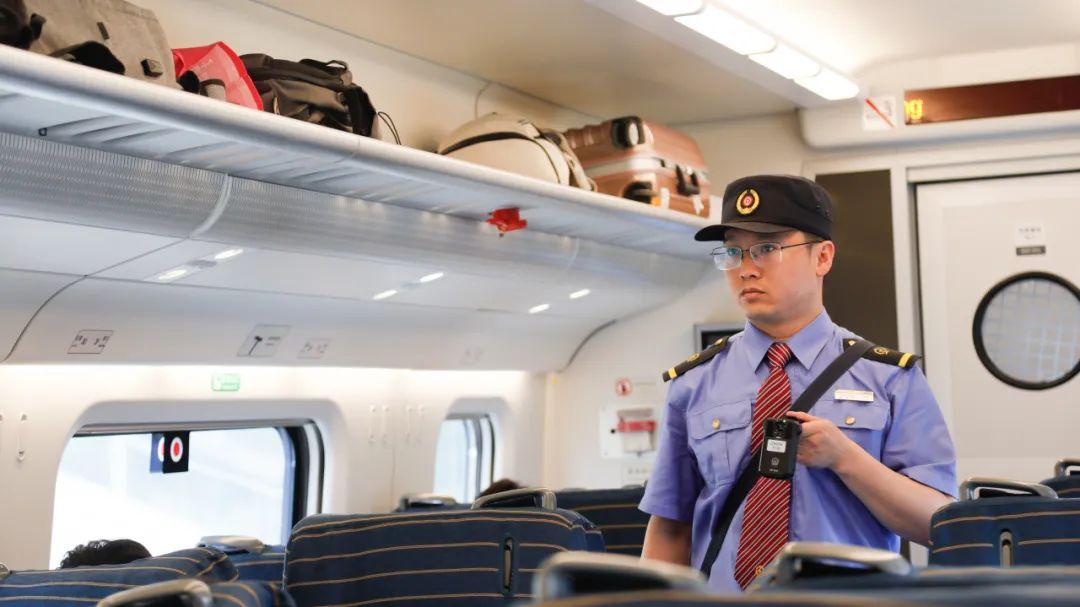 车厢里为啥总有人拍照?网友:原因没想到 车厢里为啥总有人拍照?网友:原因没想到