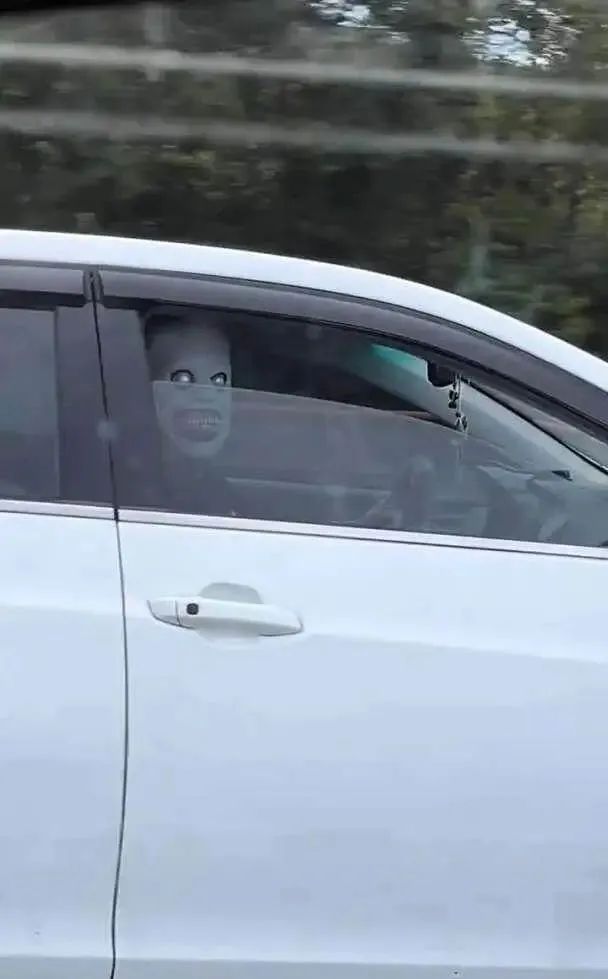 高速惊现戴“恐怖面具”乘客吓到过往车辆,律师称或涉嫌违法 高速惊现戴“恐怖面具”乘客吓到过往车辆,律师称或涉嫌违法