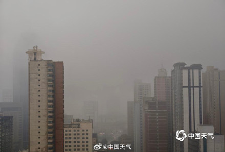青海西宁雨雾交织 高楼“隐身”